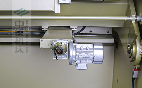 ZDS-832剪板機后檔料結(jié)構(gòu)，平行度高，并采用國內(nèi)一流品牌軸承，耐磨抗壓壽命長.jpg