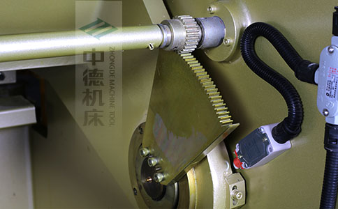 ZDS-450采用高精度刀片間隙調(diào)節(jié)齒輪，經(jīng)過淬火高硬度又耐磨，表面鍍鋅不生銹，長年累月使用依然有很高的調(diào)節(jié)精度.jpg
