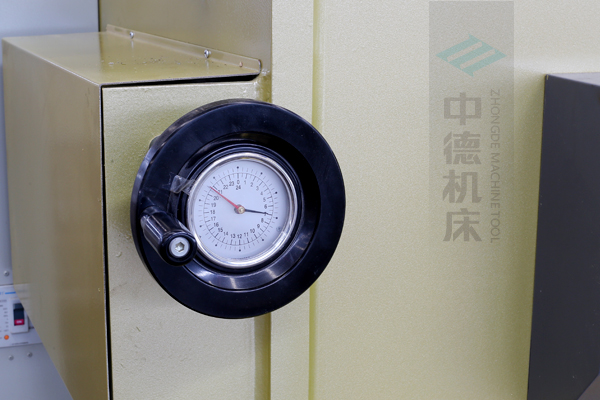ZDG-632刀片間隙調(diào)節(jié)裝置，設(shè)置在機(jī)架前面，并有刻度顯示，調(diào)節(jié)方便.jpg