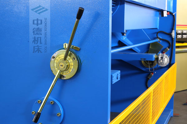 ZDSK-1632剪板機(jī)刀片間隙手動(dòng)調(diào)節(jié)器，刻度清淅，調(diào)節(jié)省力又簡(jiǎn)便.jpg