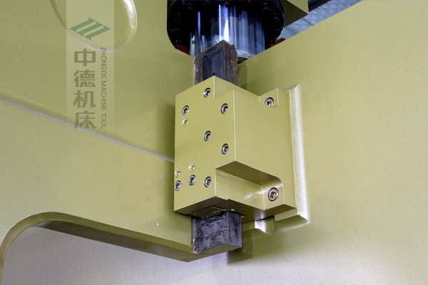 ZDP-20050加厚型滑塊導(dǎo)軌，強有力的保持滑塊間隙，有效減少工作時的抖動.jpg