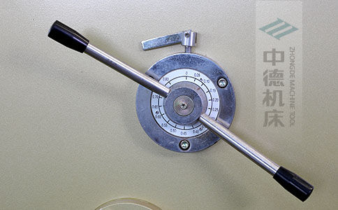 ZDS-640剪板機(jī)刀片間隙手動(dòng)調(diào)節(jié)器，刻度清淅，調(diào)節(jié)省力又簡(jiǎn)便.jpg